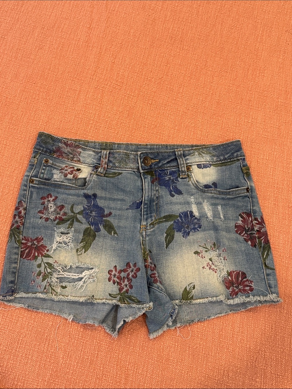 Wm’s W31 to W32 (stretchy) L2.5” Floral Distressed Blue Denim Jean Shorts